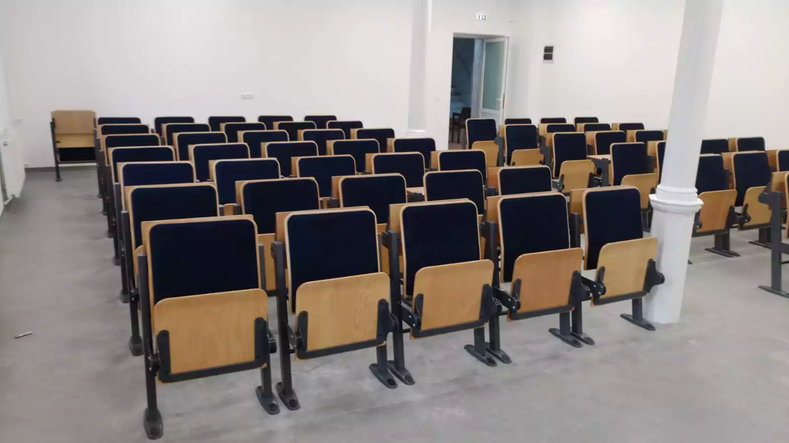 Amfi Koltuklarında Ergonomi, Dayanıklılık ve Doğru Üretici Seçimi